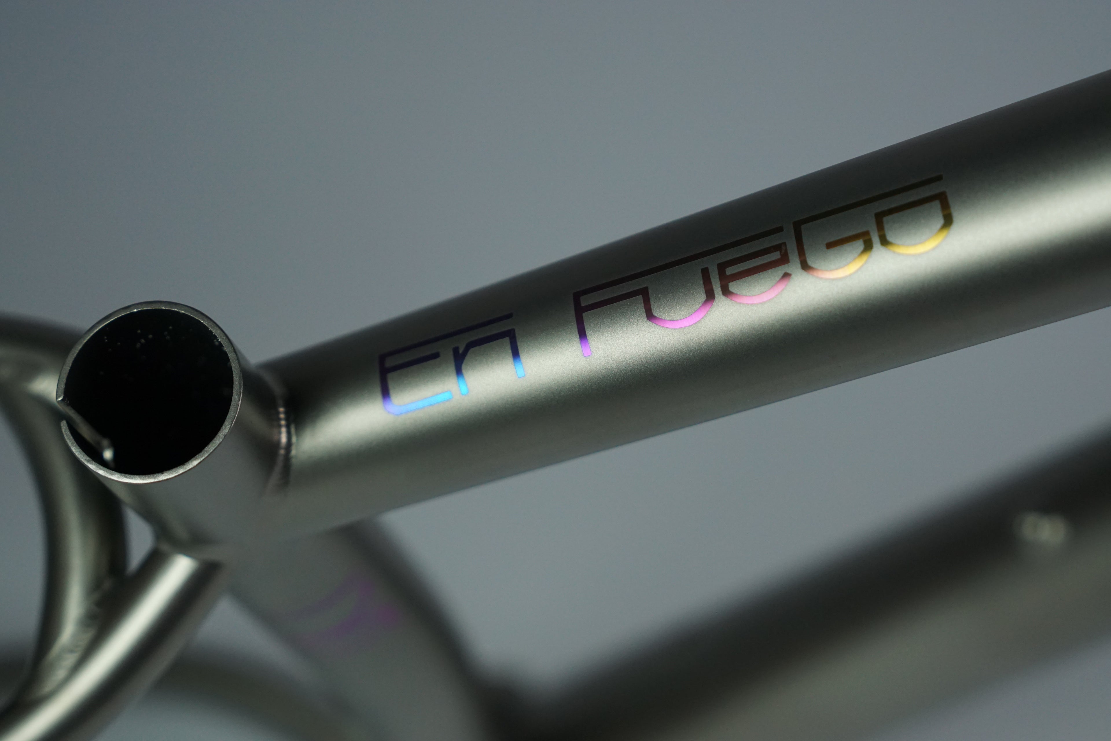 luma en fuego top tube logo