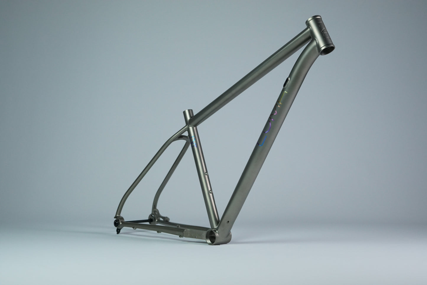 luma en fuego front 3/4 lg titanim mountain bike hardtail