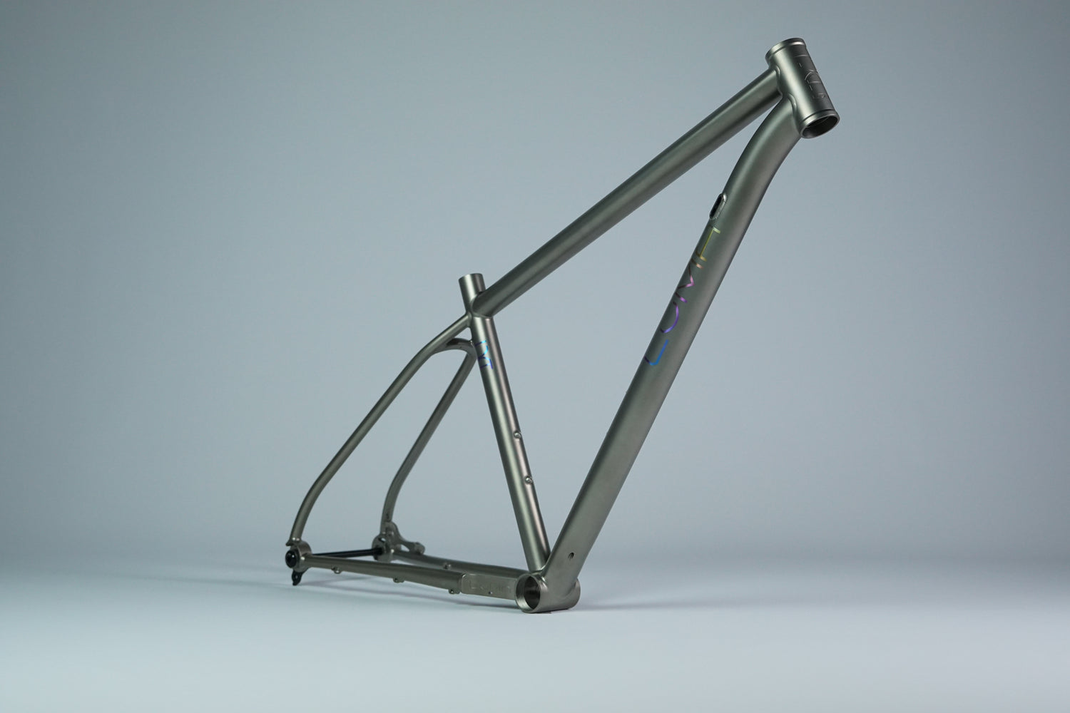 luma en fuego front 3/4 lg titanim mountain bike hardtail
